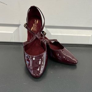 Burgundy Aerosoles Heelrest shoes Size 6.5